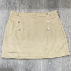 Guess Woman’s Tan Suede like Mini Skirt with Gold Accent Buttons SZ Large